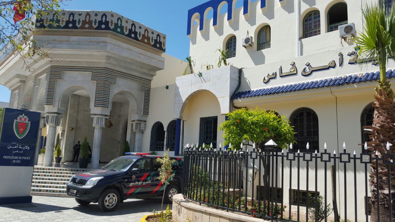 أحالت الفرقة الجهوية للشرطة القضائية بفاس على النيابة العامة المختصة، أمس الخميس 20 فبراير الجاري، ثمانية أشخاص يشتبه في ارتباطهم بشبكة إجرامية تنشط في المس بنظم المعالجة الآلية للمعطيات الرقمية وانتحال هويات الغير والابتزاز والنصب والاحتيال.