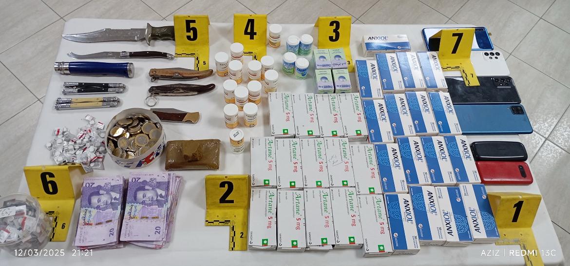 تمكنت عناصر الشرطة بولاية أمن طنجة، مساء اليوم الأربعاء 12 مارس الجاري، من توق يف شخصين أحدهما من ذي الس وابق القضائية