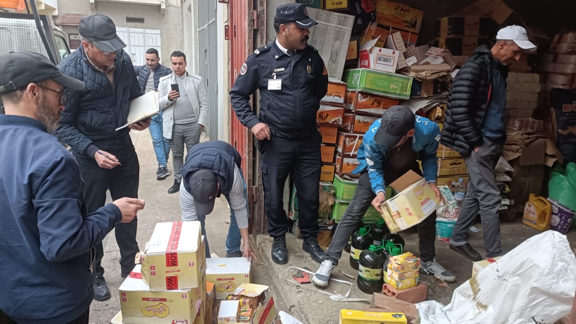 بتعليمات من عامل إقليم العرائش حجز ثلاث أطنان ونصف من المواد الغذائية الفاسدة بالقصر الكبير