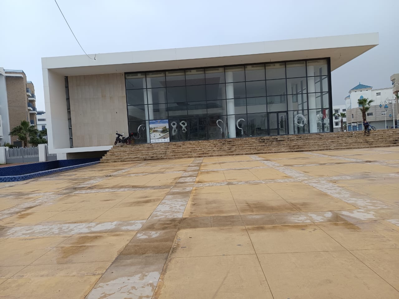 عامل عمالة المضيق الفنيدق يقوم بزيارة مسبح المغطى و مسرح بمرتيل و أعطي تعليماته بتسريع عملية الافتتاح في وجه الساكنة .