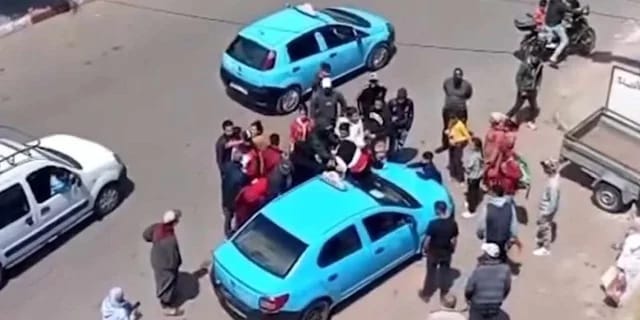 مجموعة من النساء تعتدي على سائق سيارة أجرة بسطات