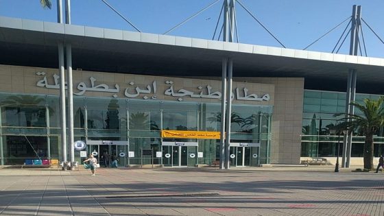 مسافرون مغاربة يشتكون من رسوم “جائرة” على حقائب اليد في مطار طنجة: “سنلجأ إلى المسار القانوني إذا لم يُنصفنا أحد”