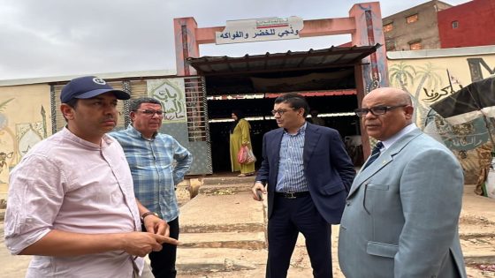 زيارة باشا المدينة ورئيس المجلس الجماعي للسوق النموذجي بحي الامل للوقوف عن قرب على توطين الباعة الجائلين.