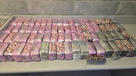 تمكنت عناصر الأمن الوطني والجمارك بميناء طنجة المتوسط، يوم الجمعة 24 أبريل الجاري
