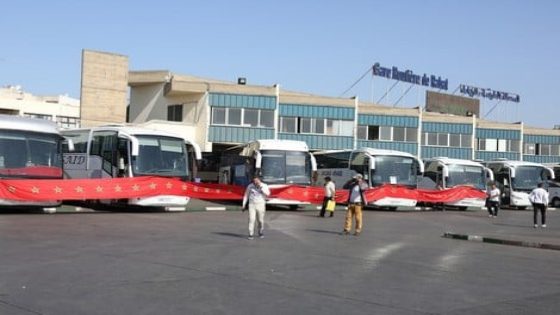 مع اقتراب عيد الأضحى، تعود إلى الواجهة من جديد ظاهرة ارتفاع أسعار تذاكر النقل بين المدن