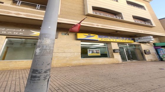 علم مهترئ فوق بريد بنك الطيبية… مشهد لا يليق برمز الوطن