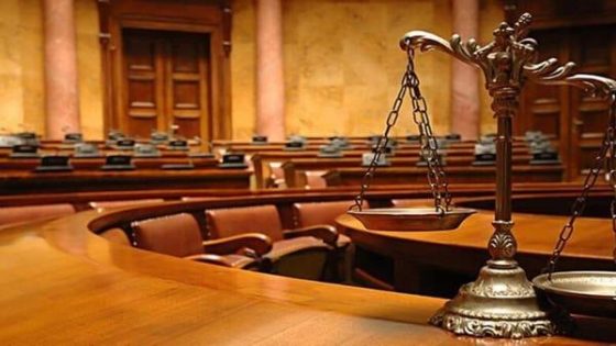 زوج يتهم زوجته بربط علاقة مع شاب