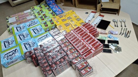تمكنت عناصر الشرطة بالأمن الإقليمي بمدينة الجديدة، مساء أمس الجمعة 5 يونيو الجاري، من توقيف شخصين يشتبه في تورطهما في حيازة وترويج المفرقعات والشهب النارية المهربة