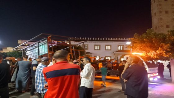 استنفار بمحيط مسجد الإمام مالك بإمزورن بإقليم الحسيمة بعد وضع كشك حديدي قرب المدخل الرئيسي