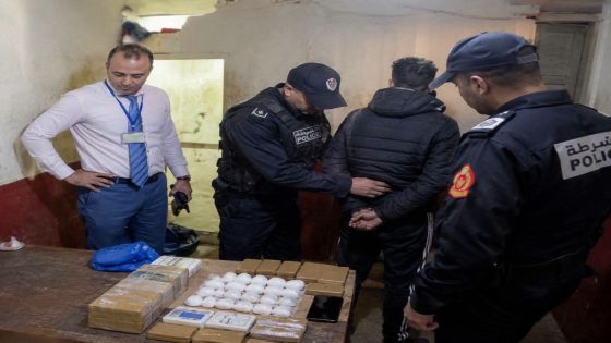 العميد الممتازطارق المجاهد رئيس الدائرة الأمنية الاولى بالقصر الكبير يشرف على عملية إسقاط تجار المخـ ـدرات بمعية فريق عمل أمني منظم