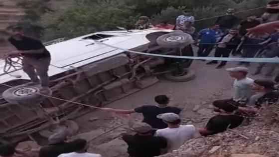 معاناة الطرق بنواحي الحسيمة تتواصل.. انقلاب سيارة بدوار تينط ونجاة ركابها بأعجوبة