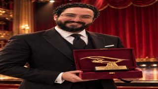 الفنان المغربي محمد المنصوري يتوج بجائزة أفضل ممثل في مهرجان كلباء للمسرحيات القصيرة بالإمارات