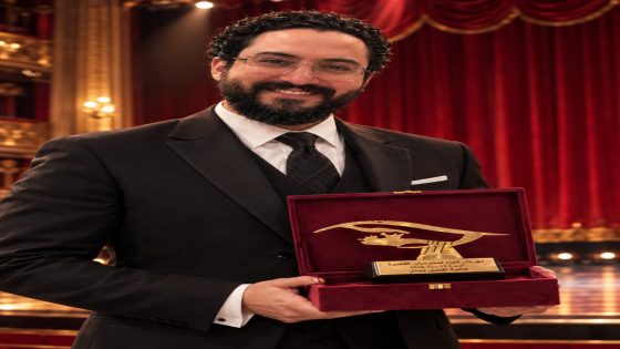 الفنان المغربي محمد المنصوري يتوج بجائزة أفضل ممثل في مهرجان كلباء للمسرحيات القصيرة بالإمارات