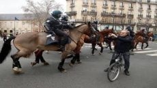 خيل معصوبة الأعين تلاحق التلاميذ بعد تحوّل مدارس فرنسا إلى ساحات صدام