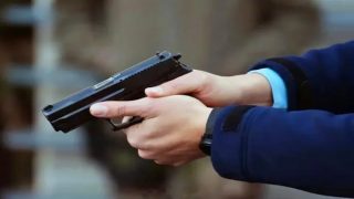 عرف حي المرس بطنجة فرار شخصين من ذوي السوابق القضائية، بعد محاولتهما الاعتـ ـداء على عناصر الشرطة خلال تدخل أمني لتوقيفهما