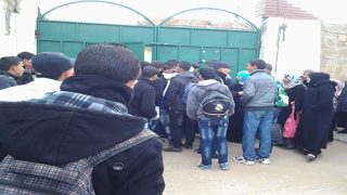 من يتحمل مسؤولية التلميذ عندما يترك خارج القسم خلال فترة يفترض أن يكون فيها تحت إشراف المؤسسة؟
