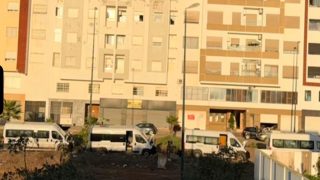 شكاية إلى السلطات بالقنيطرة.. شارع عمومي بالحدادة يتحول إلى فضاء لوقوف وإصلاح حافلات نقل العمال