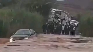 جرفت سيول قوية سيارة اثناء محاولتها عبور مقطع طرقي بوادي آيت ساون