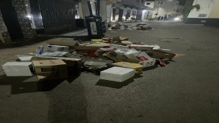أصيلة.. جمالية الجدران الزرقاء تصطدم بقبح النفايات وسلوك يهدد صورة المدينة السياحية