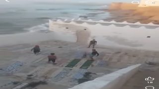 أطــ.فال يلعبون الكرة فوق القبور.. ضريح سيدي أحمد المنصور بالمدينة العتيقة بأصيلة