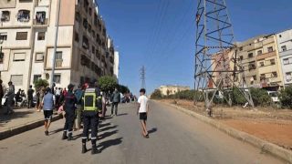 شـ.ـاب يهدد بالانتـ .ـحار صباح اليوم من أعلى عمود كهربائي